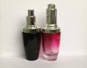 紅色的化妝品瓶子