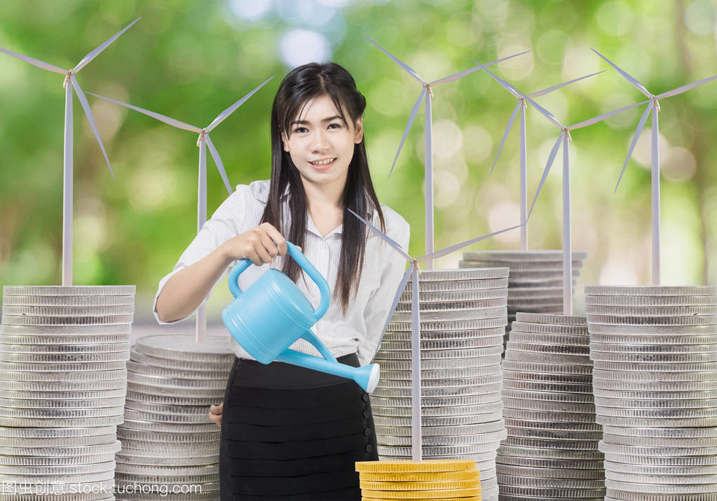 年輕女實(shí)業(yè)家澆水風(fēng) turbineon 硬幣與罐頭
